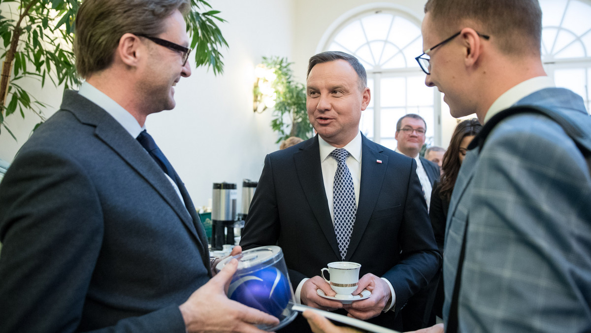 Reprezentujący Airly - Wiktor Warchałowski i Jurand Saternus mieli okazję wręczyć Prezydentowi Andrzejowi Dudzie raport Airly i Onetu #Oddychaj Polsko.
