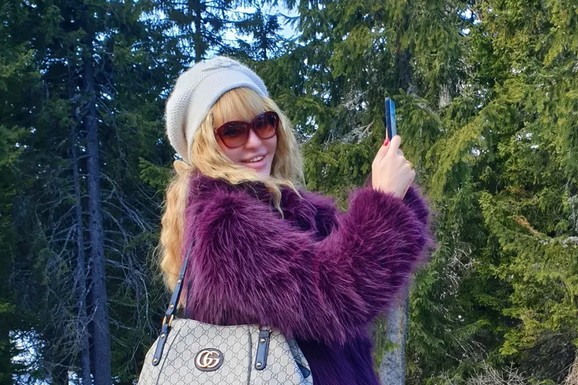 KADA STANU JEDNA DO DRUGE, NE ZNA SE KO JE KO Ćerka naše pevačice je njena kopija, a jako je i uspešna: Govori pet jezika i studira diplomatiju