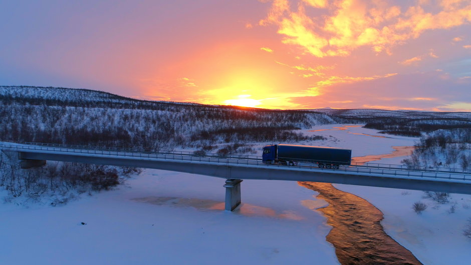 Ciężarówka na norweskiej drodze