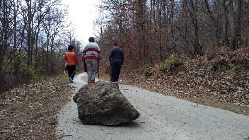 Kamenje koje je bilo postavljeno na putu