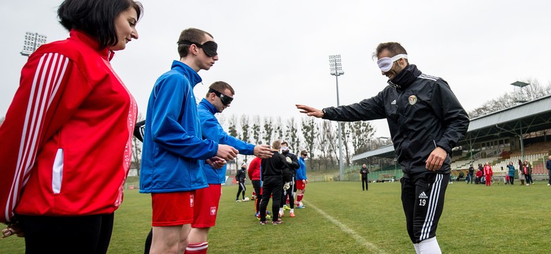 Piłkarze Śląska trenowali z... reprezentacją Polski Niewidomych. ZDJĘCIA