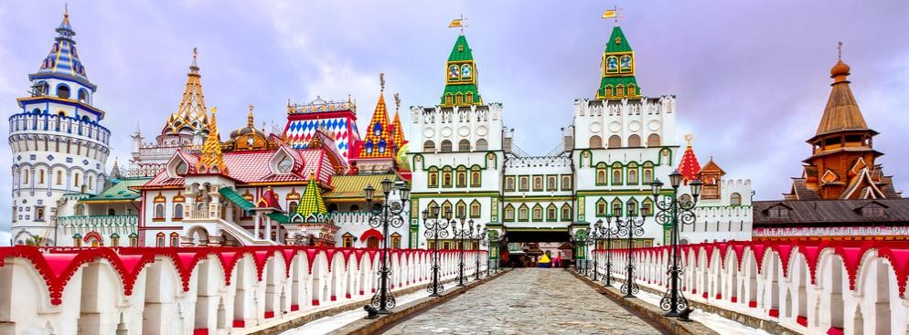 Rosja. W Rosji nowoczesnym zwyczajem świątecznym jest oglądanie filmów z czasów sowieckich „The Irony of Fate” („Ironia losu”) oraz „Moscow doesn't believe in tears” („Moskwa nie wierzy łzom”).