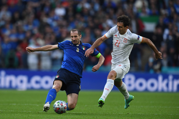 Włoch Giorgio Chiellini (L) i Hiszpan Mikel Oyarzabal (P) podczas meczu półfinałowego EURO 2020