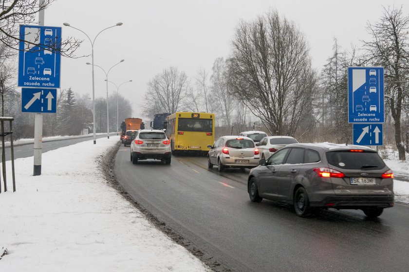 Katowice. Znaki informujące o jeździe na tzw. suwak