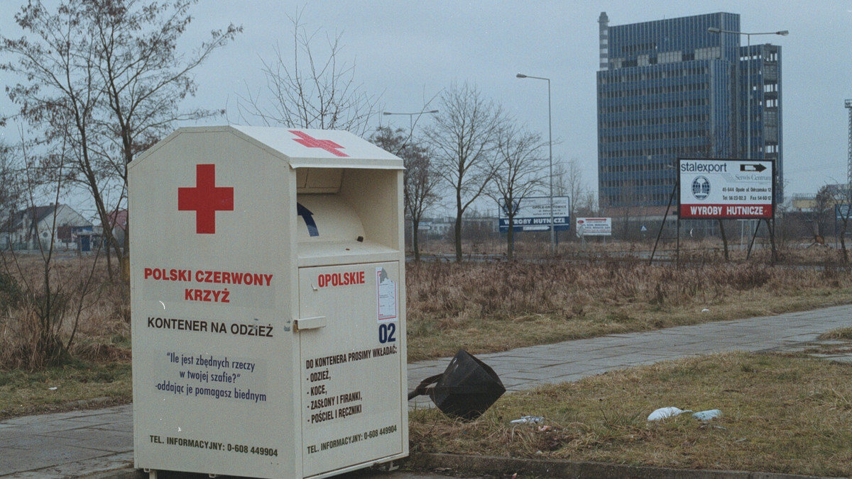 Podwyżka cen wywozu śmieci. Mieszkańcy biednych gmin wrzucają je do kontenerów PCK