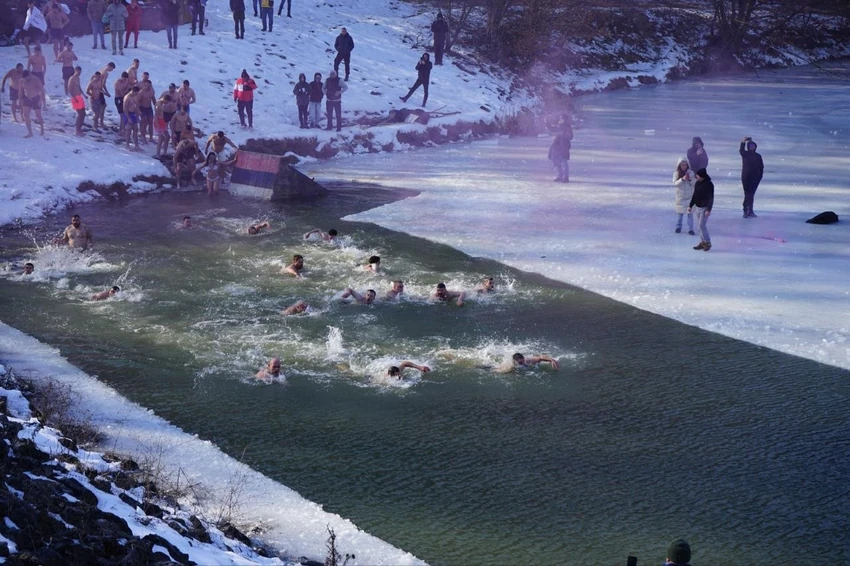 Plivanje za časni krst u Beloj reci, Ripanj