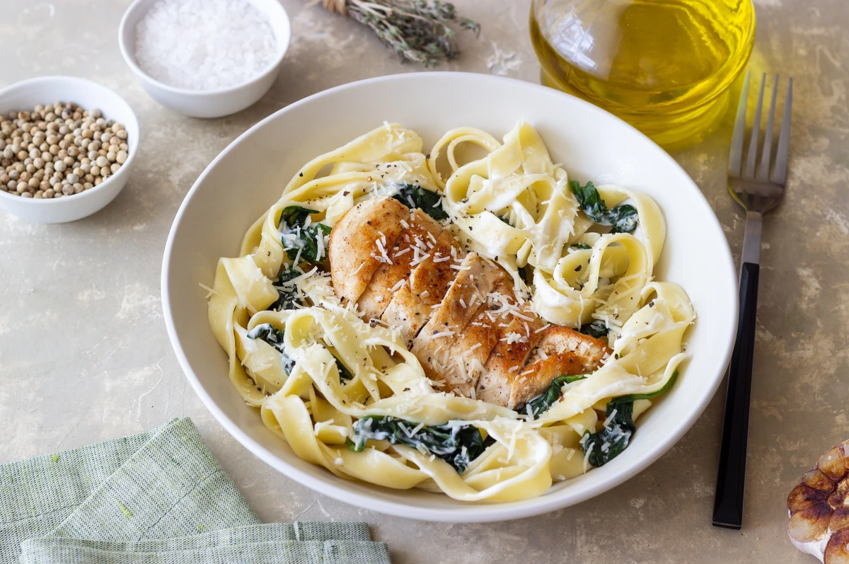Pyszny, tani i szybki obiad. Podajemy przepis, Ty gotujesz. Dziś makaron z kurczakiem