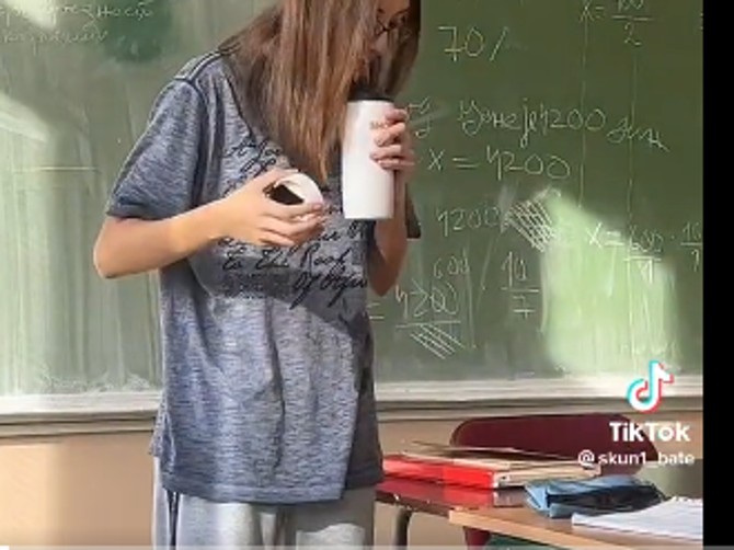 Učenica pljuje nastavniku u šolju sa kafom