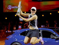 Świątek w finale 'rozjechała' Sabalenkę i ze Stuttgartu wyjechała nowiutkim Porsche