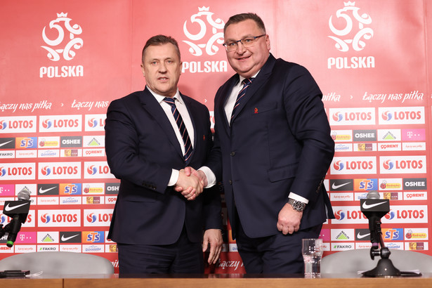 Nowy trener piłkarskiej reprezentacji Polski Czesław Michniewicz (P) i prezes Polskiego Związku Piłki Nożnej Cezary Kulesza (L) podczas konferencji prasowej na stadionie PGE Narodowym