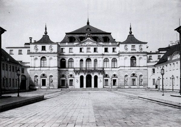 Pałac Bruehla. Rok 1939. Źródło: Henryk Poddębski, Domena publiczna, https://commons.wikimedia.org/w/index.php?curid=2679937