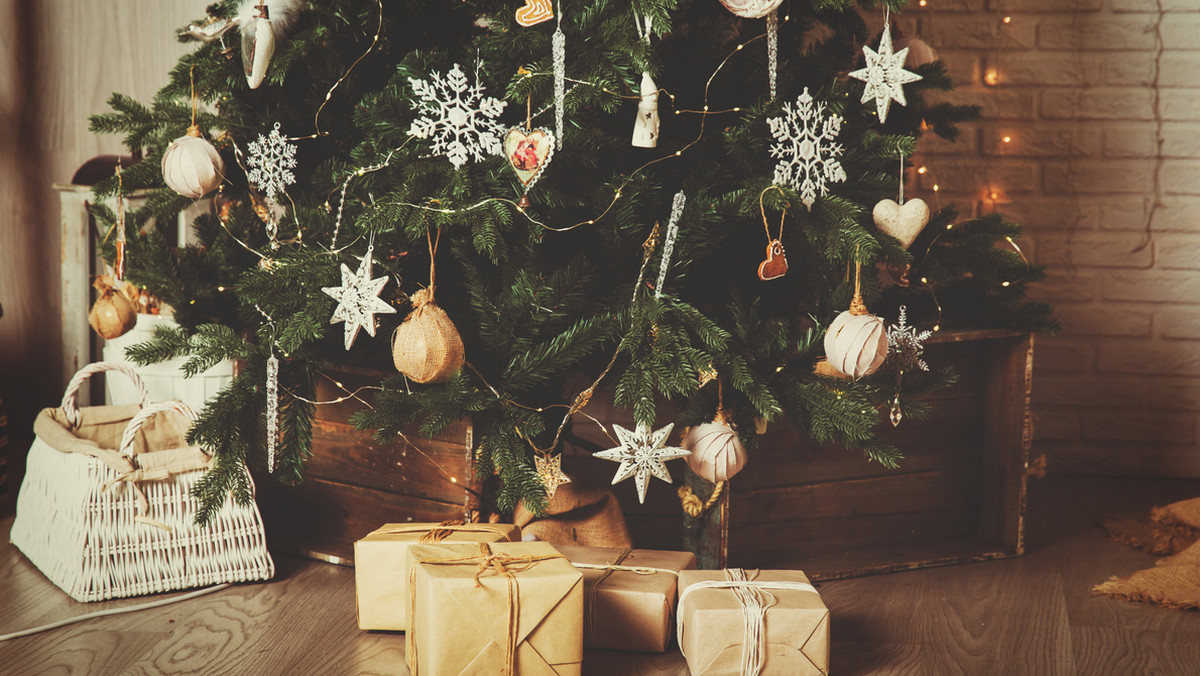 Święta Bożego Narodzenia zbliżają się wielkimi krokami. Niektórzy już kupują świąteczne drzewka i przyozdabiają dom, by móc wcześniej poczuć magiczną atmosferę. Wielu z nas nie wyobraża sobie świąt bez żywej choinki. Jednak, utrzymanie jej w dobrym stanie wcale nie jest takie łatwe. Dzięki piłeczce pingpongowej dbanie o nie będzie o wiele prostsze!