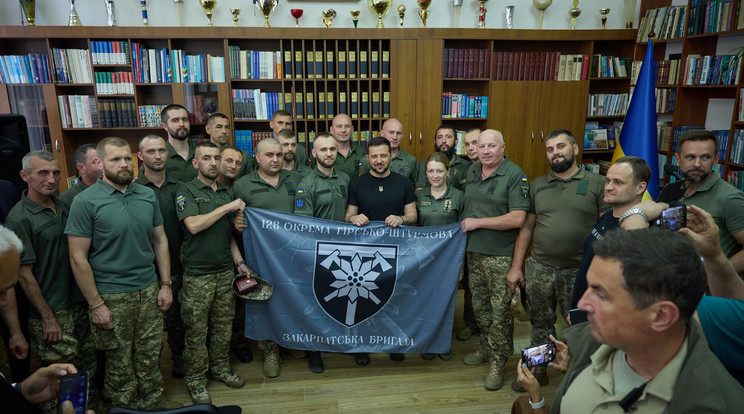 Az általa kitüntetett magyar kárpátaljai katonák gyűrűjében Zelenszkij / Fotó: Ukrán Elnöki Hivatal