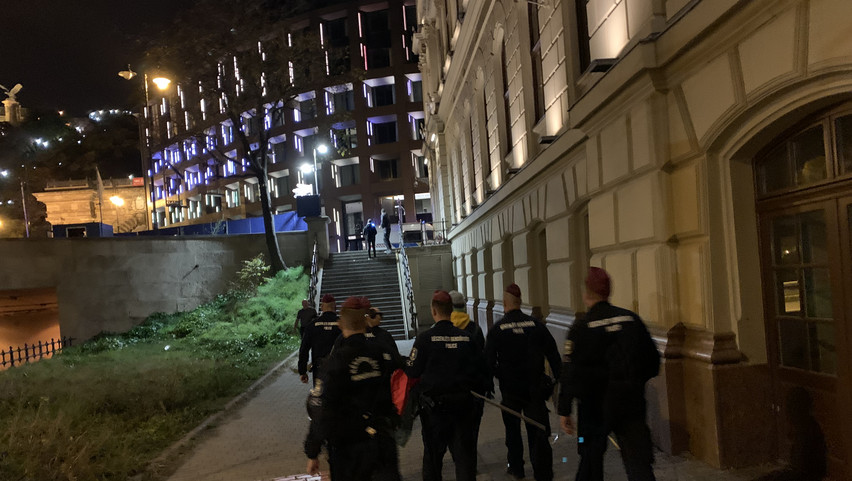 Balhé a tüntetés után Budapesten: egy csoport dulakodásba keveredett, egy fiatalembert elvittek a rendőrök
