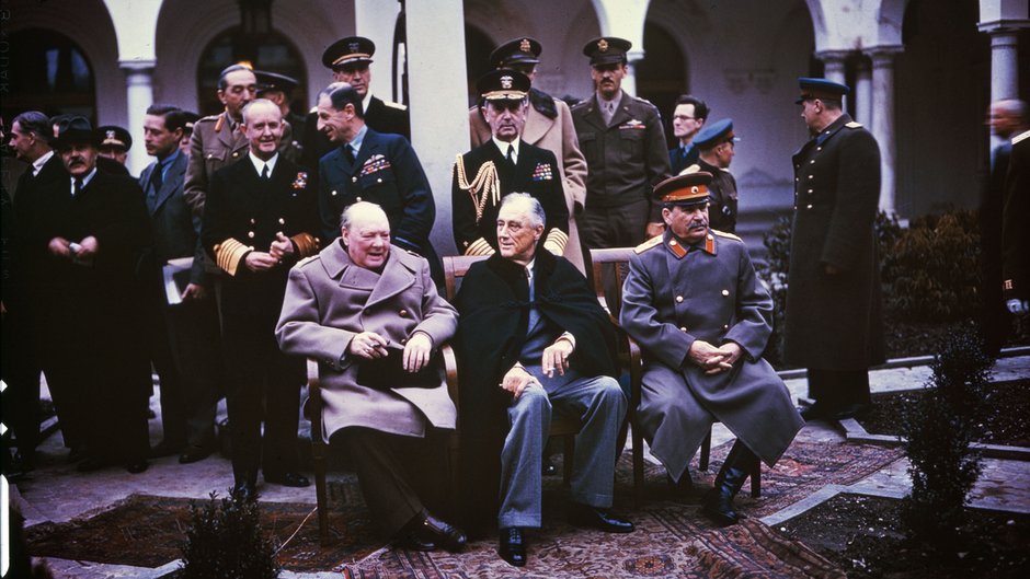 Churchill, Roosevelt i Stalin w trakcie konferencji jałtańskiej (domena publiczna)