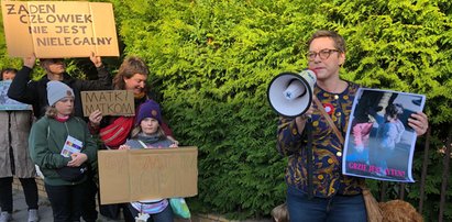 Rodzinny protest przeciwko wypychaniu uchodźców na granicy polsko-białoruskiej. Protestujący skandowali: „Gdzie są dzieci?!”