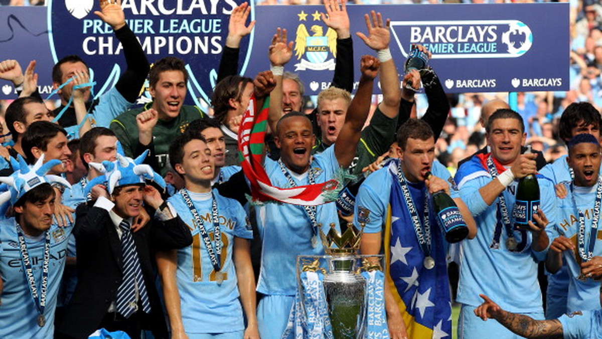 Na Etihat Stadium podczas ostatniego meczu pomiędzy Manchesterem City a Queens Park Rangers doszło do zadziwiającej sytuacji. Do przerwy prowadził Man City 1:0 po bramce Zabalety, później dwie bramki strzeliło QPR i wydawało się, że podopieczni Manciniego nie mają już szans na zwycięstwo. Jednak w doliczonym czasie gry udało się im odzyskać przewagę (3:2) i zdobyć tytuł mistrza Anglii. Kibice nie mogli opanować emocji i wtargnęli na murawę!