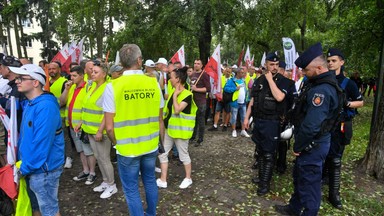 Protest górników i hutników. Kilkaset osób zgromadziło się przed resortem klimatu