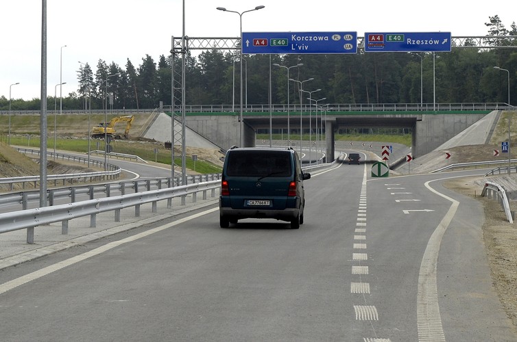 Niedawno oddano do ruchu ostatni na terenie Polski węzeł komunikacyjny umożliwiający <a href=' http://forsal.pl/galerie/805369,zdjecie,1,autostrada-a4-oddano-do-uzytku-nowy-wezel-korczowa-zdjecia.html'>zjazd z autostrady A4 przed przekroczeniem polsko-ukraińskiego przejścia granicznego w Korczowej</a>. Ciekawe czy tu też znajdzie się system Odcinkowego Pomiaru Prędkości ?
<br><br>fot. (mgo) PAP/Darek Delmanowicz