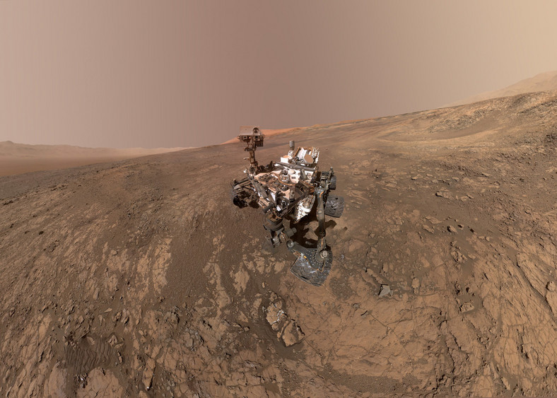 Selfie na zboczu Aeolis Mons