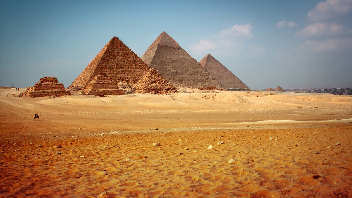 Dwa kolejne biura podróży - Sun&amp;Fun Holidays oraz Exim Tours - zawiesiły wyjazdy do Egiptu. Oba biura zapewniły, że powroty turystów już przebywających na wczasach w tym kraju będą się odbywały zgonie z planem.