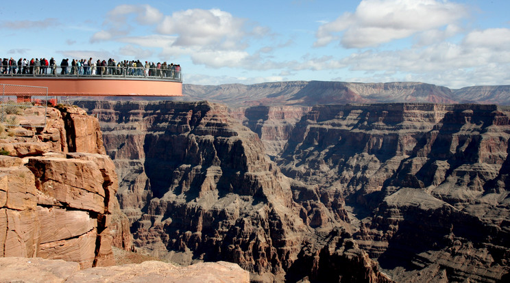 A mélybe zuhant egy férfi a Grand Canyon híres üvegpatkójáról, a Skywalkról / Fotó: Northfoto