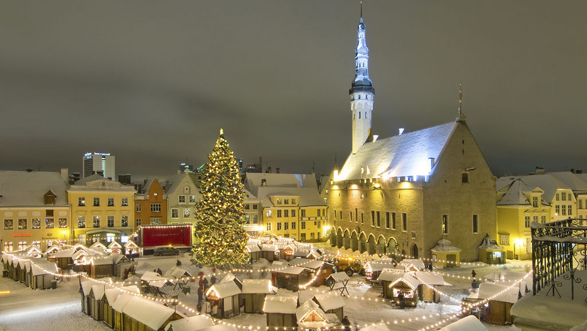 Bajkowy nastrój zbliżających się świąt można już poczuć w wielu miejscach na świecie. Jednak wyjątkowo mocno jest on odczuwalny w stolicy Estonii, Tallinie. Jak co roku, od 26 listopada do 8 stycznia, na Placu Ratuszowym odbywać się będzie wyjątkowy Bożonarodzeniowy Targ. Gościem honorowym imprezy i jej punktem centralnym będzie… świąteczne drzewko. Tallińska choinka była pierwszym na świecie drzewkiem, które z okazji Bożego Narodzenia przystrojono i umieszczono w centralnej części miasta. Zapoczątkowało to obyczaj, którym od 570 lat rokrocznie cieszą się kolejne pokolenia.