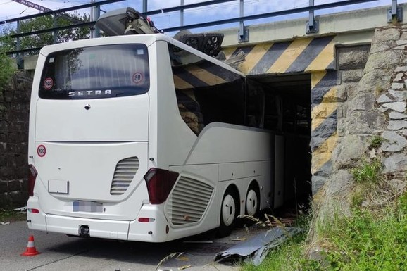 SKANDALOZNA GREŠKA VOZAČA! Autobus pun putnika se zakucao u PODVOŽNJAK, krenuli iz Linca i doživeli pakao na odmoru (FOTO)