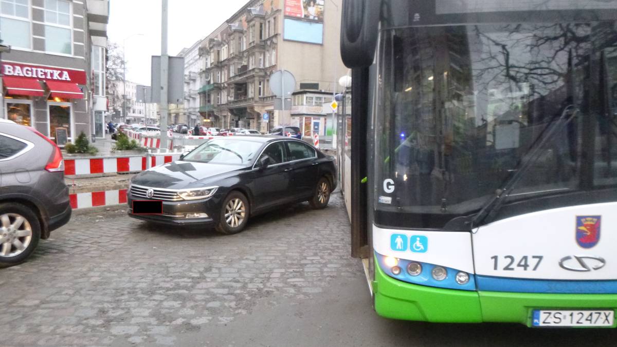 Zaparkowany w niedozwolonym miejscu Volkswagen zablokował drogę autobusowi miejskiemu w Szczecinie