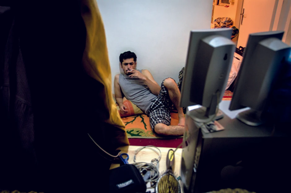 Mladić po imenu Mojtaba (26) odmara se u svom stanu (FOTO: Fabrica)