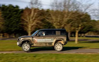 Nowy Land Rover Defender - emocjonująca pierwsza jazda na prawym fotelu