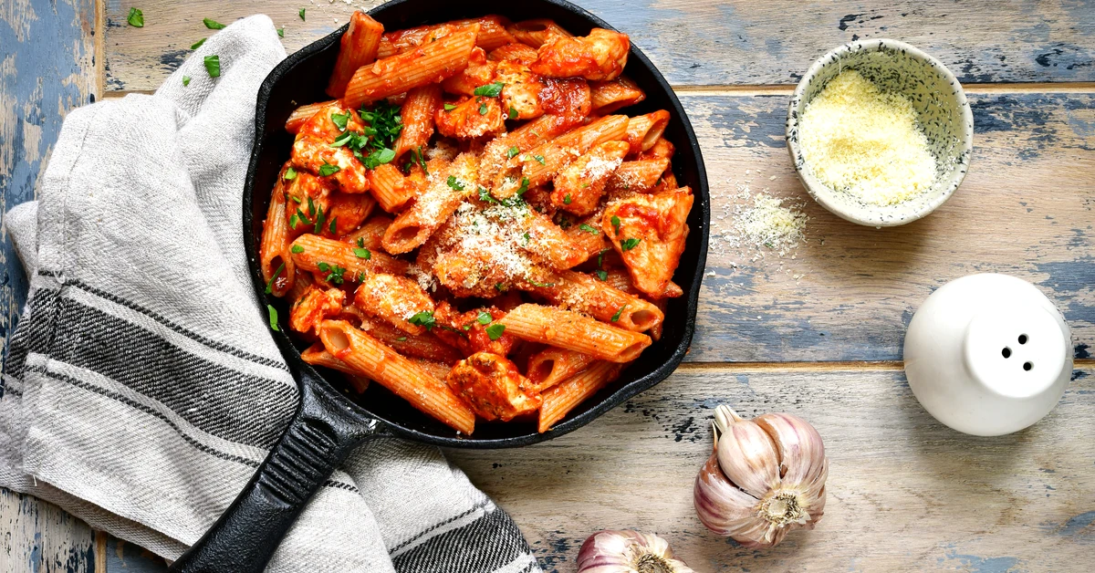 Najprostszy makaron z kremowym sosem pomidorowym. Przepis, który zawsze wychodzi