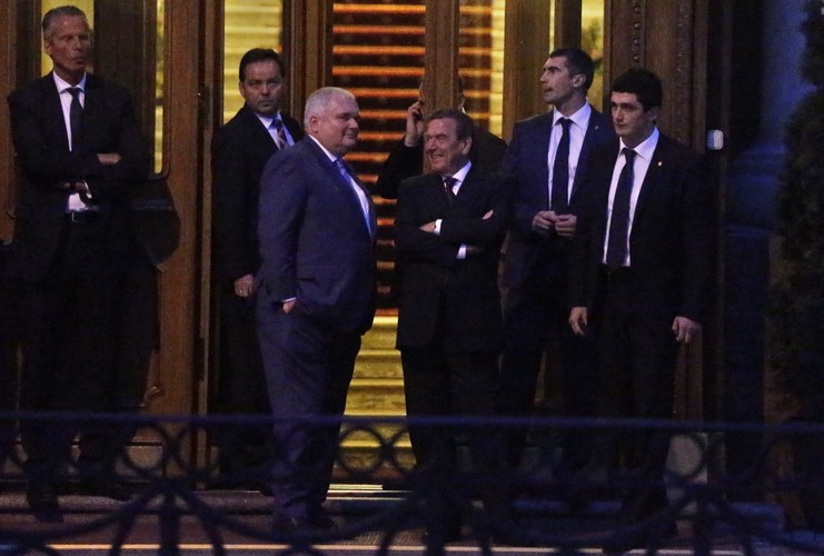 Gerhard Schroeder i Matthias Warnig, dyrektor zarządzający Nord Stream, w Petersburgu