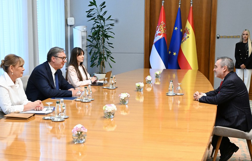  Aleksandar Vučić primio je u oproštajnu posetu ambasadora Kraljevine Španije Huana Hosea Sansa Aparisija