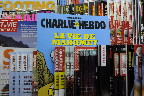 Archiwalne wydania Charlie Hebdo, magazynu, w siedzibie którego doszło do zamachu.