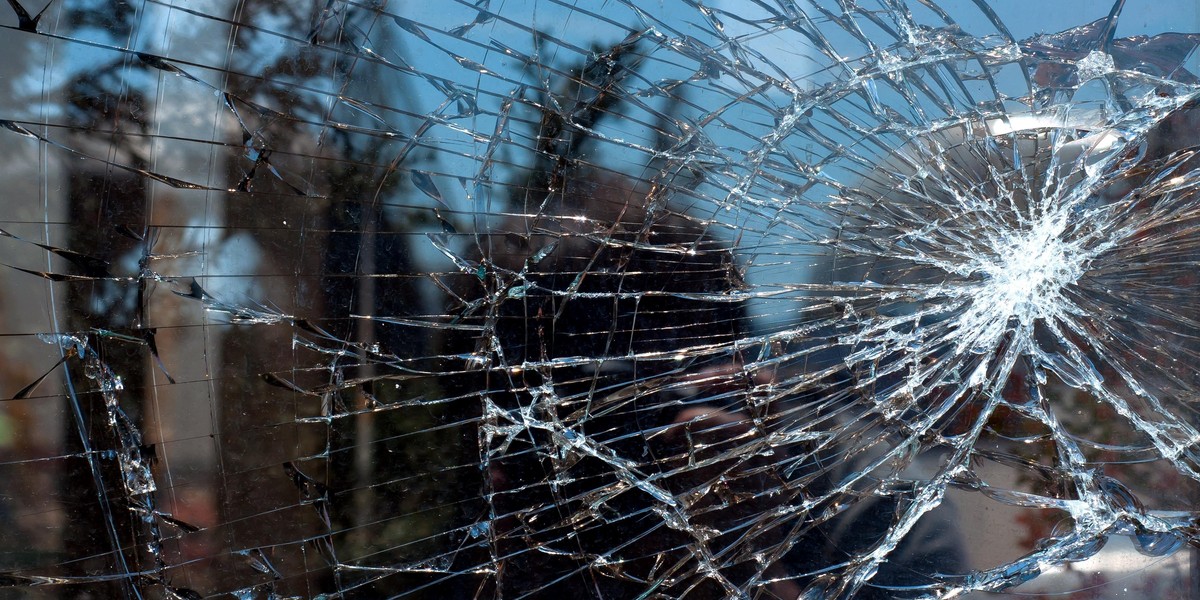 Podlasie. Chuligani wybili szyby w domach księży