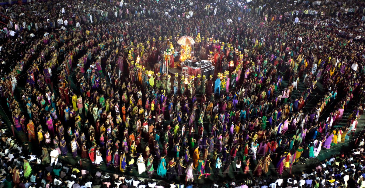 Pielgrzymi tańczą wokół świątyni Umiya Mata w czasie święta Hindu