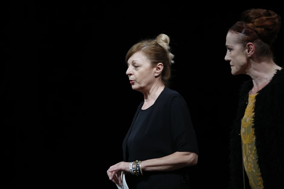 r: "Ovu predstavu, naše putovanje u hazarske snove, posvećujemo Tomažu Panduru kao velikom lovcu na snove"