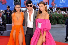 INTIMNE ZONE prekrile MIKRO "TANGA" TRAKAMA pa pomerile haljine! NAJVULGARNIJA IZDANJA IKADA sablaznula svet, a onda je ovo postao trend i sasvim uobičajen prizor