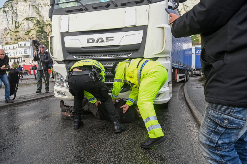 Przepychanki polskich kierowców z brytyjską policją. Gorąco na granicy