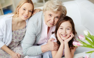 Mało znany dodatek od ZUS powiększający emerytury matek. Co zrobić, by go otrzymać?