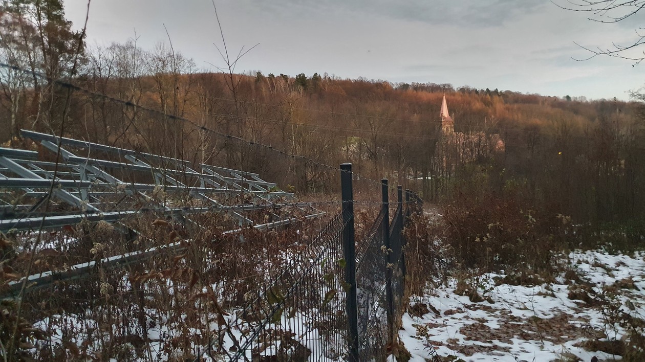 Stelaże pod panele fotowoltaiczne spółki parafialnej w Niewodnej