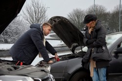 Silnik i akumulator chorują zimą? Ekspert radzi, jak uchronić auto od awarii