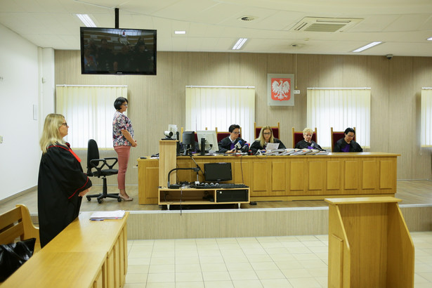 Sędzia Grażyna Suchecka (3P) i prokurator Edyta Hraciuk-Tomecka (L) na sali rozpraw Sądu Okręgowego w Rybniku