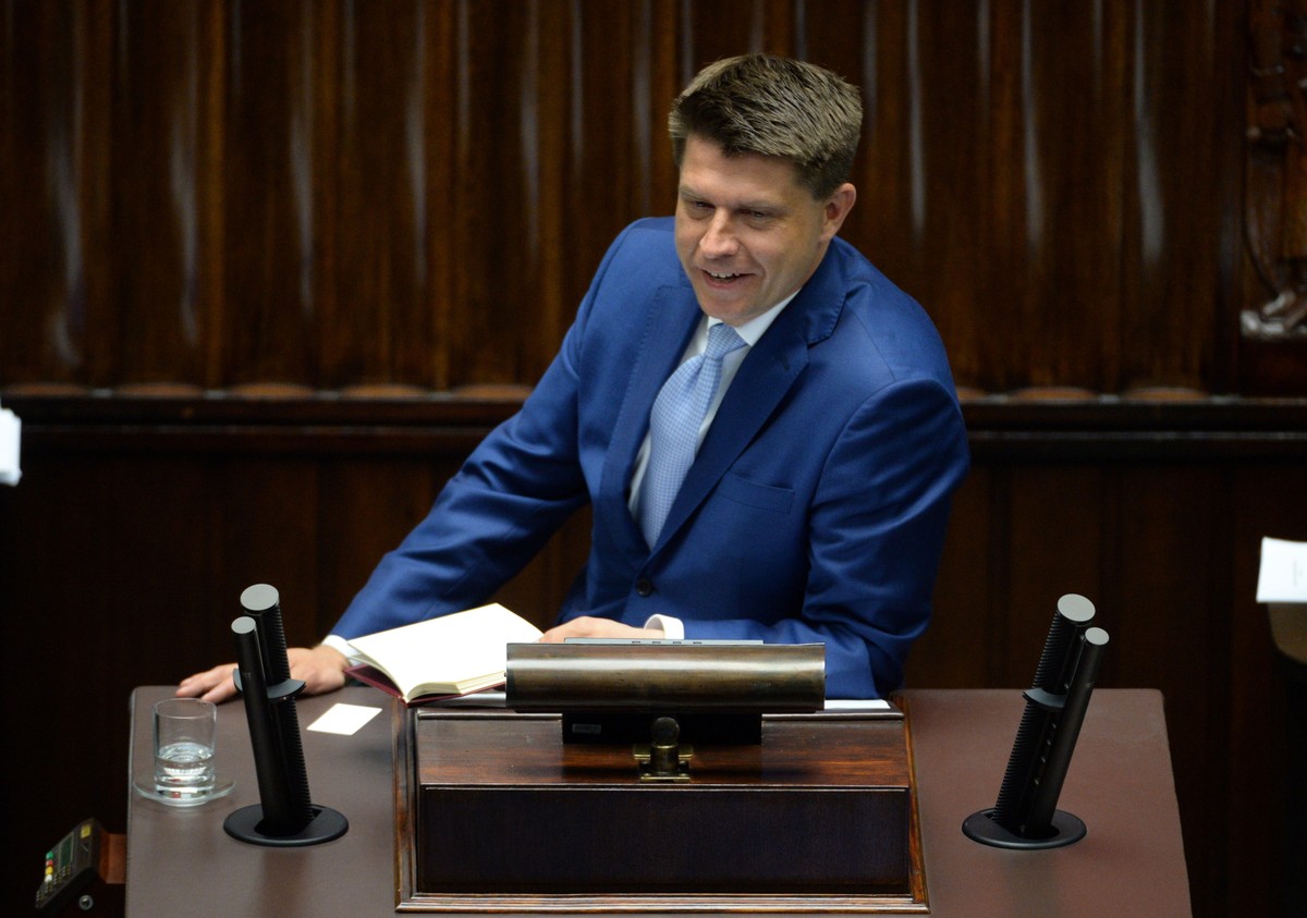 Opozycję Petru wezwał natomiast do mobilizacji ponad podziałami.