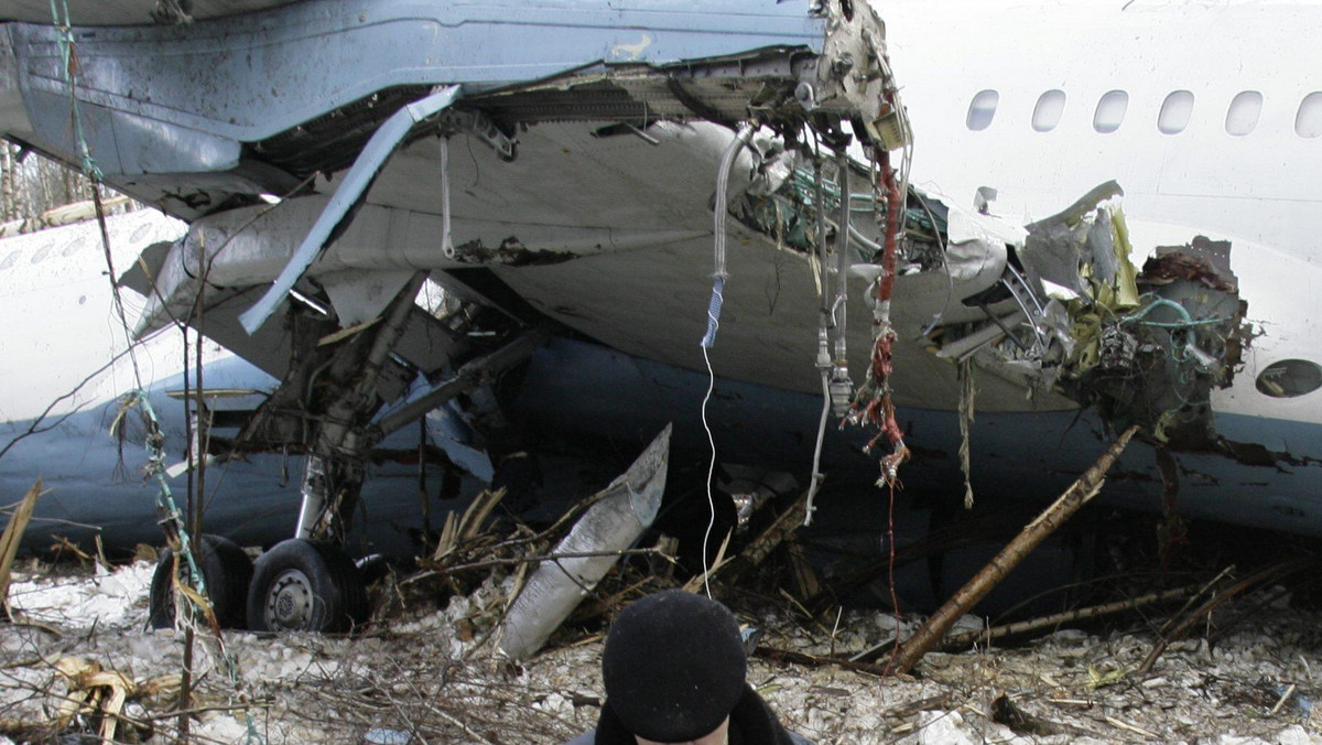 W Rosji trwa śledztwo ws. awarii samolotu Tu-204-100, do której doszło w ubiegły poniedziałek niedaleko moskiewskiego lotniska Domodiedowo. Zdaniem ekspertów samolot musiał awaryjnie lądować w lesie, bo załoga nie była w stanie posłużyć się urządzeniami nawigacyjnymi i postanowiła sterować maszyną z pomocą nawigatora GPS - informuje serwis kommersant.ru.