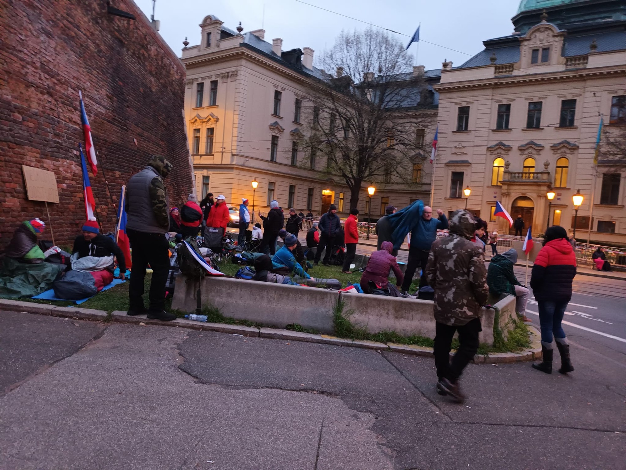 Desiatky demonštrantov nocovali pred Úradom vlády, avizujú viacdenný protest.