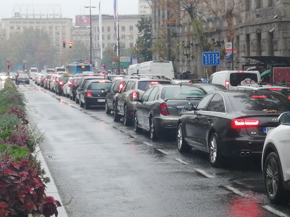Kolona vozila na semaforu ispred Skupštine