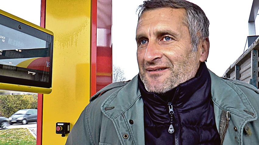 "Vikendom skoro ne možemo da pređemo granicu. Idem po ugalj, i on je jeftiniji", kaže Miroslav Nedeljković 