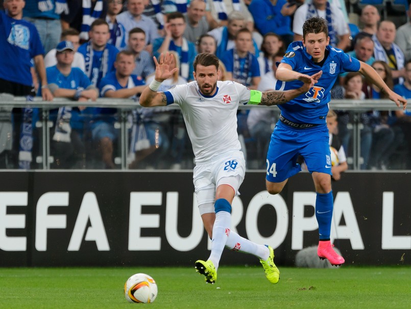 Dawid Kownacki (P) z miejscowego Lecha i Goncalo Brandao (L) z CF Os Belenenses